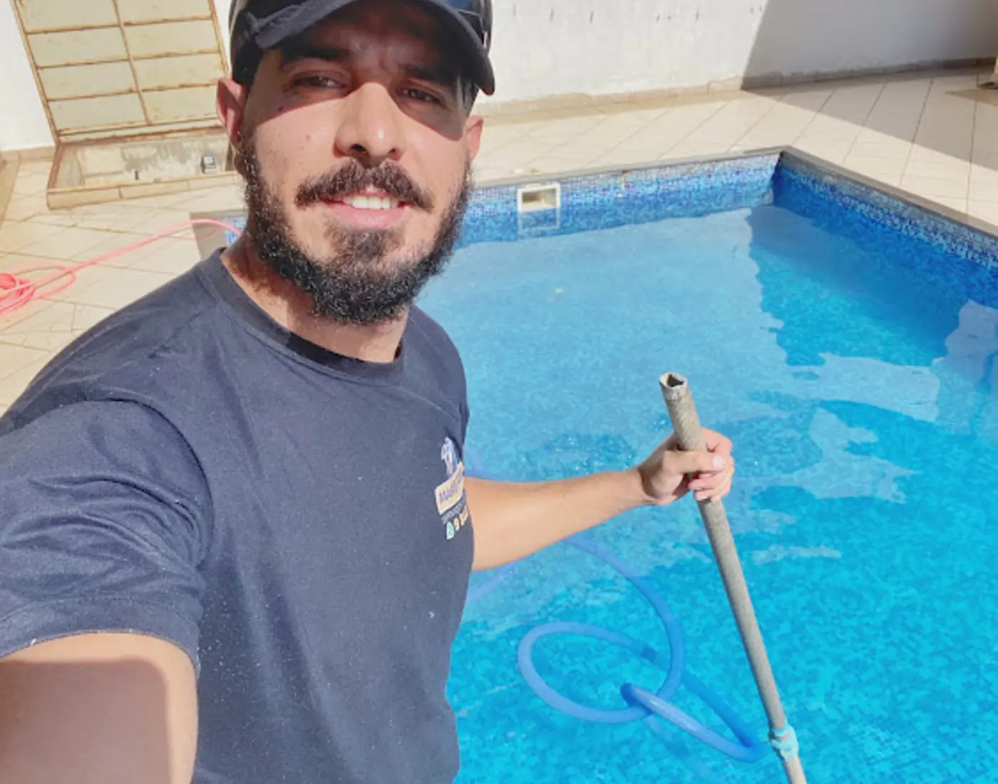 Profissional realizando manutenção de piscina